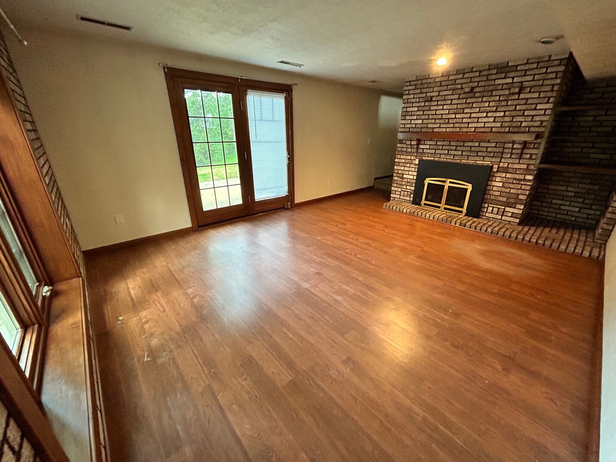 Walkout basement family room - 818 N Timberline Cir W