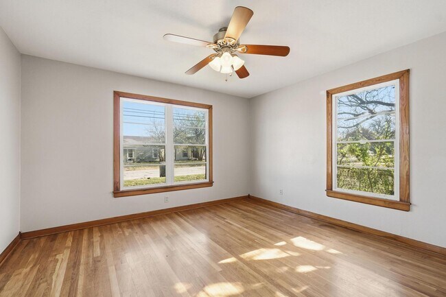 Building Photo - 134 Meander St