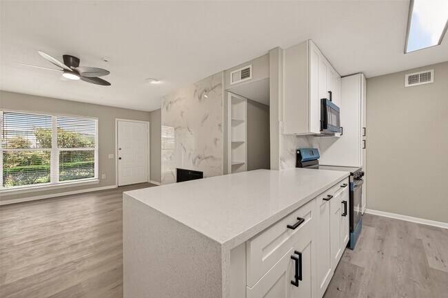 Building Photo - 1860 White Oak Dr