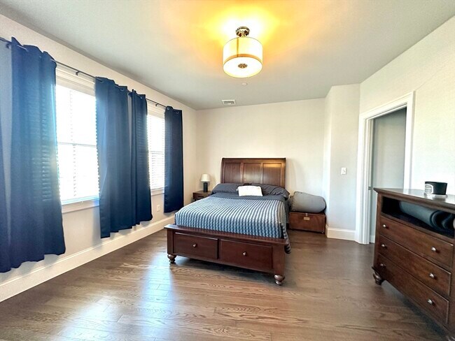 Building Photo - 371 Main St