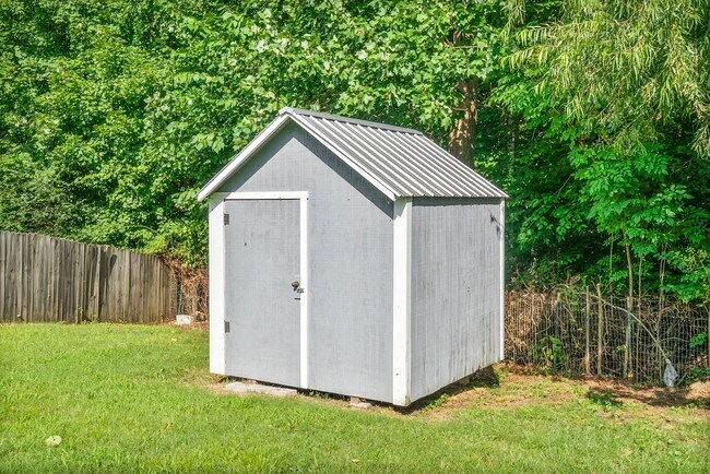 Building Photo - Pet Friendly Three Bedroom!