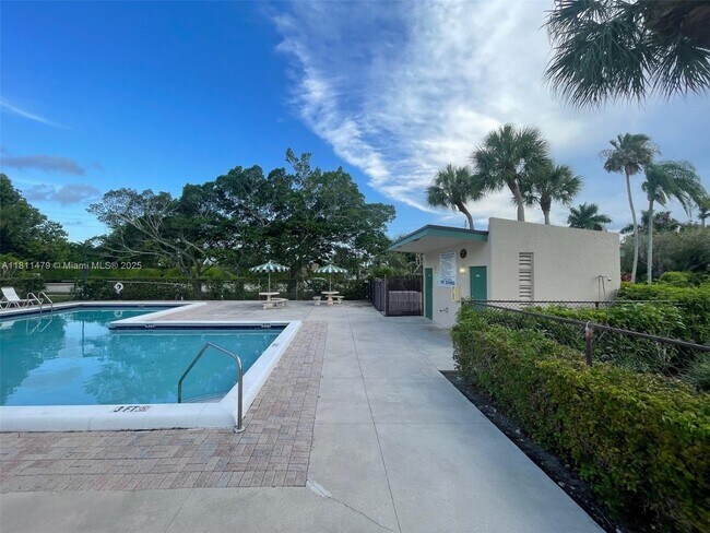 Building Photo - 449 Lakeview Dr