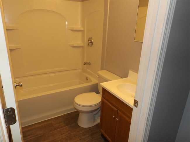 Building Photo - 860 N Lincoln St