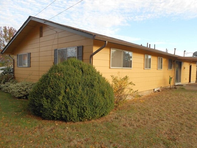 Building Photo - 2860 Willow Dr