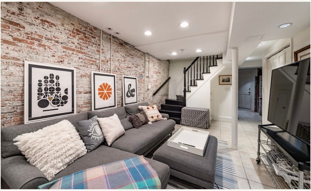 Building Photo - 22 Joy St