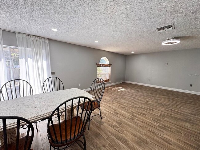 Building Photo - 2050 Corner Glen Dr