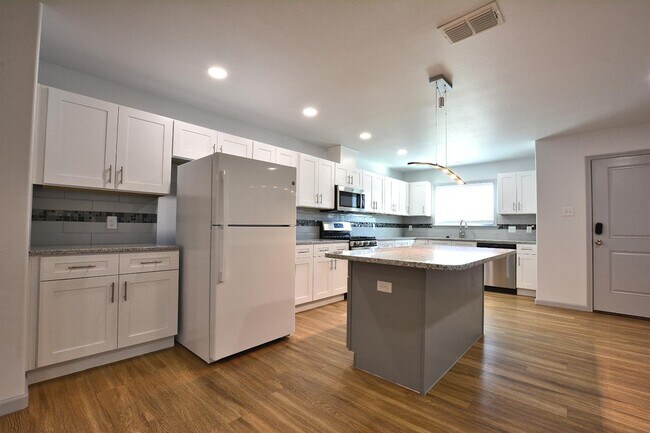 Building Photo - 1209 N Essex Ave