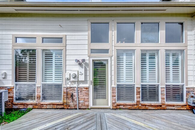 Building Photo - 2022 Ridge Wood Ln