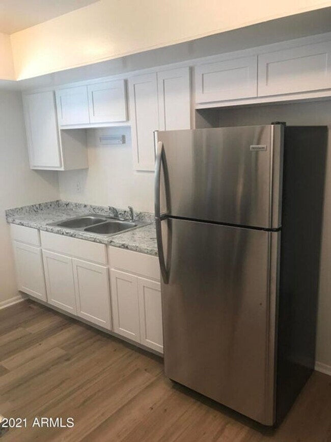 Building Photo - 4 Bed 2 Bath