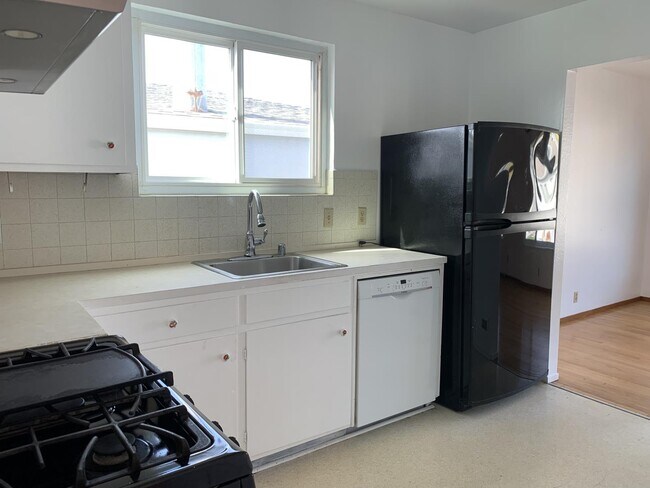 Building Photo - 1315 Skyline Dr