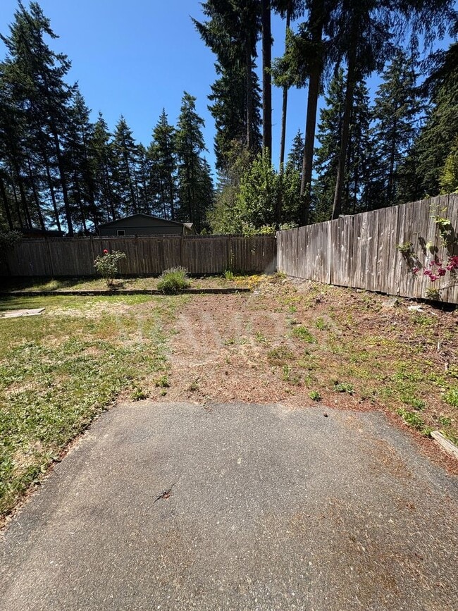 Building Photo - Spacious 3 Bedroom 2 Bathroom with yard space!