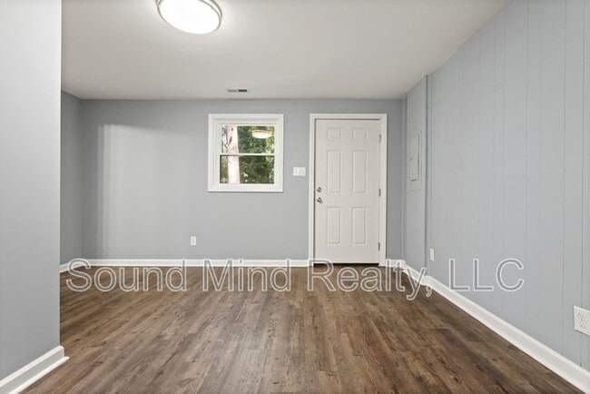Building Photo - 305 Golf Course Dr