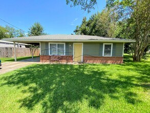 Building Photo - Updated 3-Bedroom Home with Bonus Room & F...