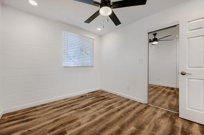 Building Photo - Move in ready unit on Fairway!