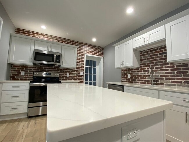 Building Photo - Awesome 3 bedroom 1.5 Bath Home in Emmaus