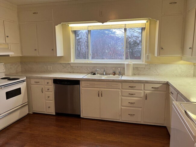 Building Photo - 405 Hemlock Dr SE