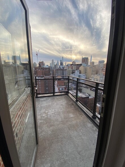 Building Photo - 240 E 82nd St