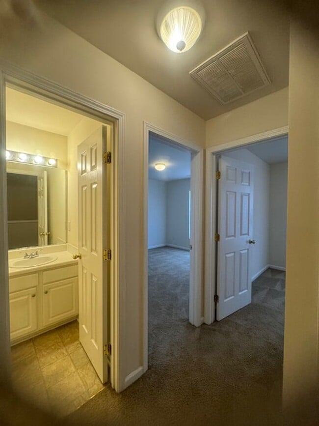 Building Photo - Blending Relaxation & Sophistication to Create the Ideal Place. Limited-Time Offer: Get 1 Month F...