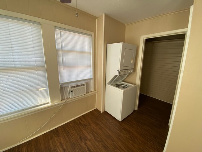 Building Photo - 466 Clinton-Unit 3