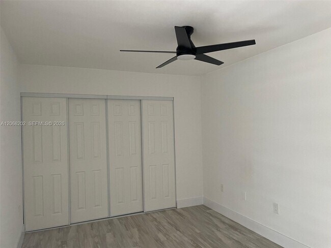 Building Photo - 460 W Park Dr