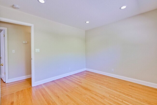 Building Photo - Spacious Home l Massive 12,525 Sq Ft Lot l...