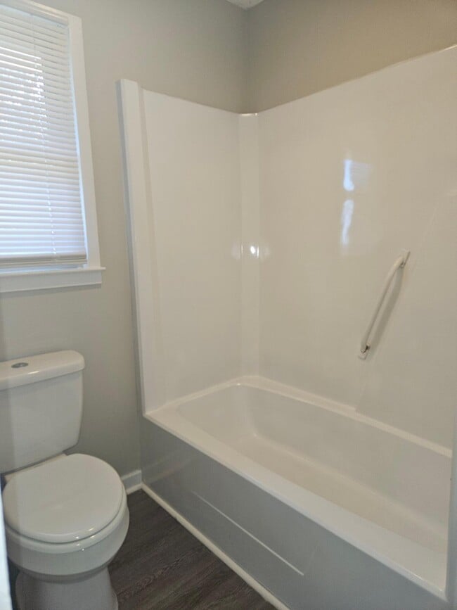 Building Photo - 107 Robinwood Dr