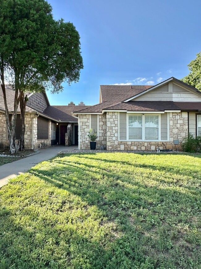 Building Photo - COMING SEPTEMBER 2025 - Updated 3 Bedroom ...