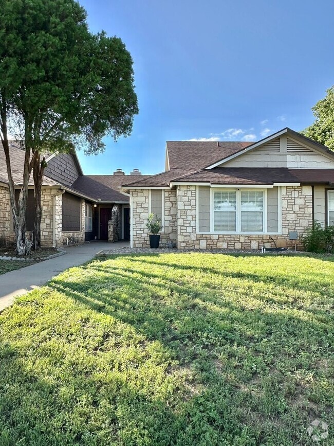 Building Photo - COMING SEPTEMBER 2025 - Updated 3 Bedroom ...