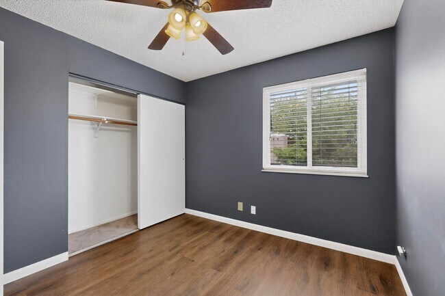 Building Photo - NE Affordable 2/BD 1/BA 1/CG 2nd Story NE Condo