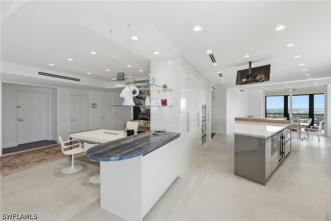 Building Photo - 8665 Bay Colony Dr