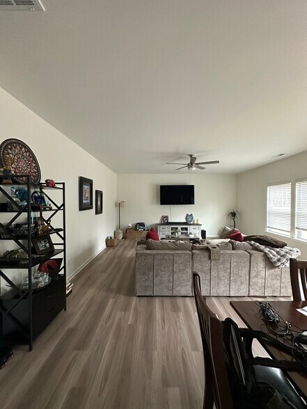 Building Photo - 423 Bassett Ln