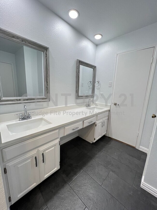 Building Photo - Magnificent 3/2/2 in Lewisville For Rent!