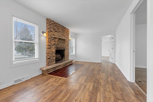 Building Photo - 234 E Shorewood Dr