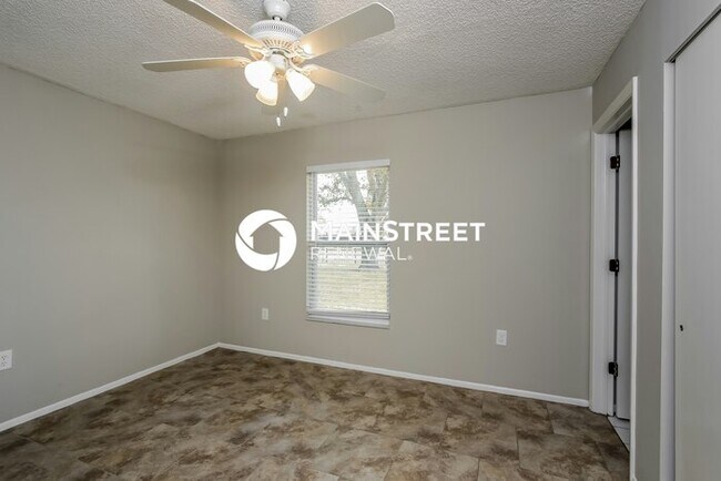 Building Photo - 3 Bedroom Pet-Friendly Home in Sarasota, FL with Main Street Renewal