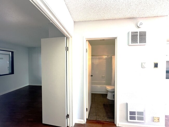 Building Photo - BEAUTIFUL TOP FLOOR  1 BED 1 BATH CONDO W/RESORT FACILITIES! +STORAGE