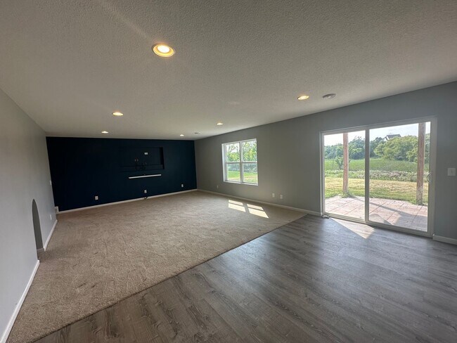 Building Photo - Gorgeous 5 Bedroom, 3.5 Bath Single Family...