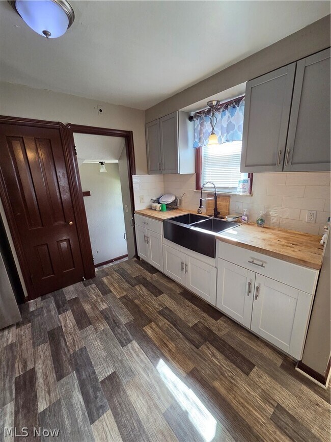 Building Photo - 1275 S Green Rd