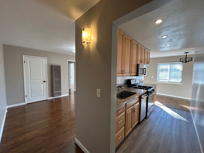 Building Photo - 2249 Bonar St