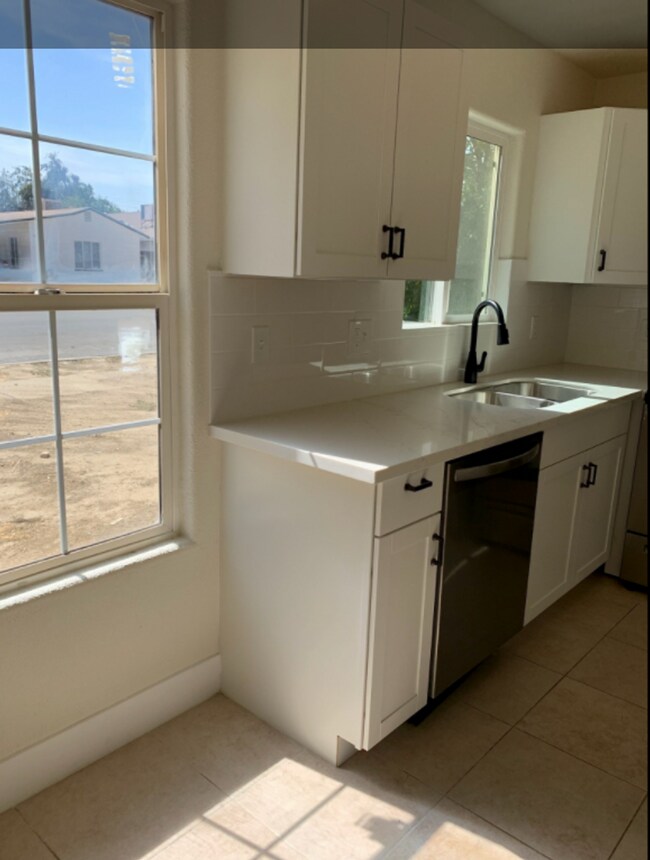 Building Photo - Buchanan Duplex