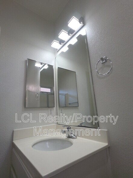 Building Photo - 12899 Oakdale St