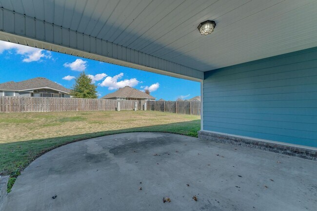 Building Photo - Beautiful 3-Bedroom Home with Open Layout & Fenced Backyard!