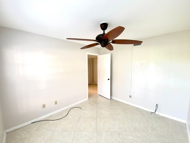 Building Photo - ** BRADSTROM VILLAGE ** 3 BED / 2 BATH CON...