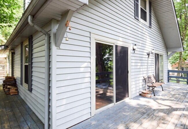 Building Photo - "Charming 2-Bedroom Retreat with Spacious 1200 Sq Ft Layout in Scenic Carthage!" Lake Front views...