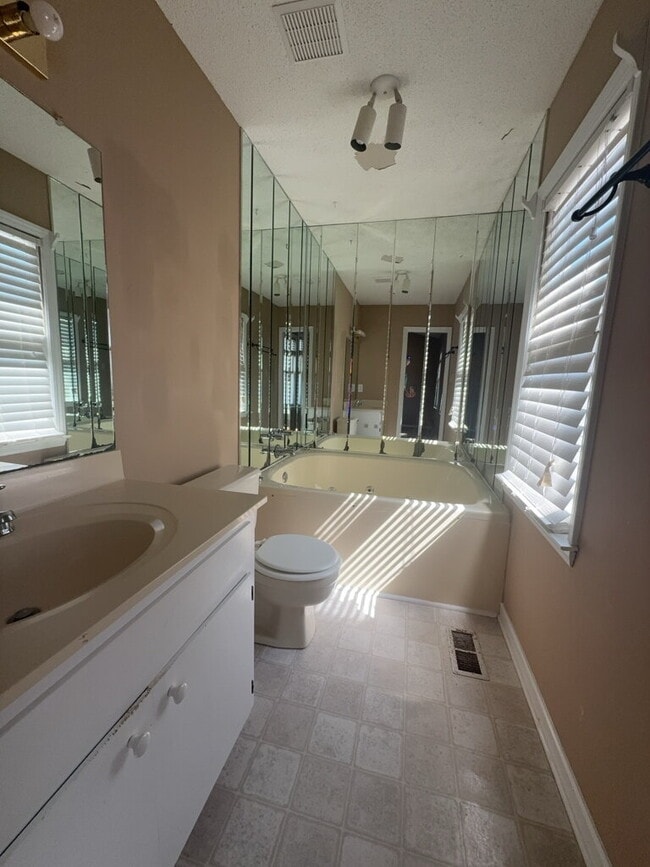 Building Photo - 105 Palamino Ct