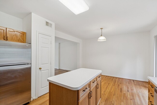 Building Photo - Great Location for schools, shopping and d...