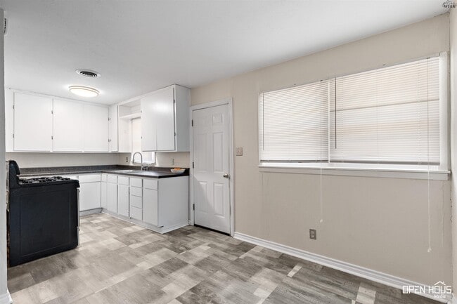 Building Photo - 4208 Idlewood Dr