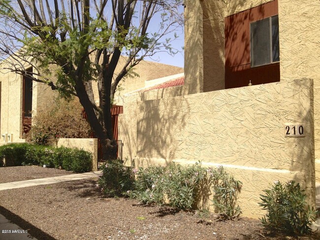 Building Photo - Charming 2 bedroom 1.5 bath townhome with ...