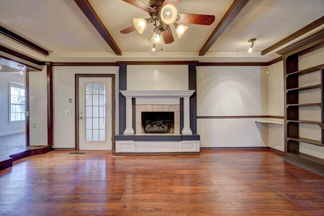 Building Photo - 4 bed 3 bath home!