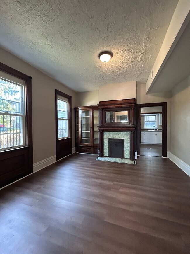 Building Photo - Large 4 Bedroom 1 Bathroom House (Marshall...