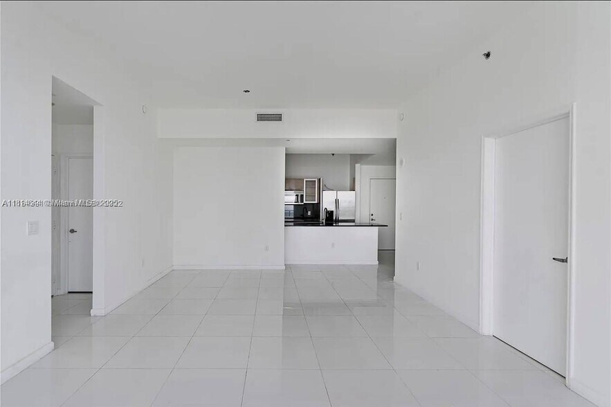 Building Photo - 950 Brickell Bay Dr